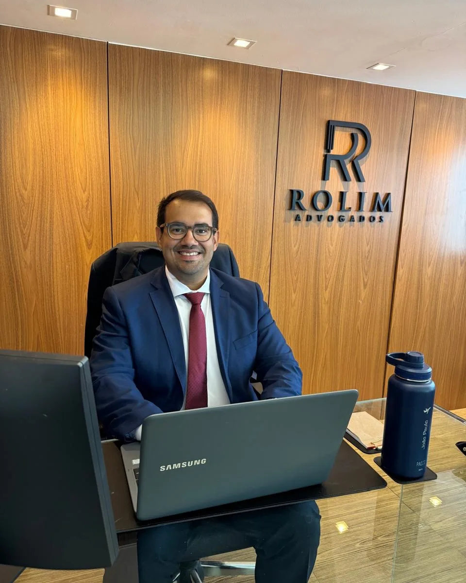 Dr. João Paulo, advogado especialista em direito do passageiro aéreo, em seu escritório